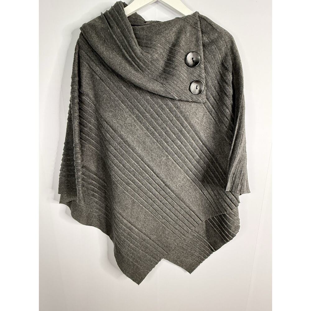 Le‎ Moda Women's Grey Poncho Pleated Black Buttons One Size Fleece Pullover NEW